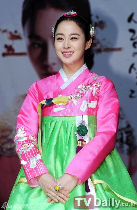 Kim Tae Hee xúng xính trong bộ trang phục hanbok tại buổi họp báo ra mắt phim.